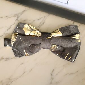 MEN'S BLACK/GOLD VELVET PAISLEY PRINT WITH METALLIC TRIM BOW TIE ONLY. MB508-13.